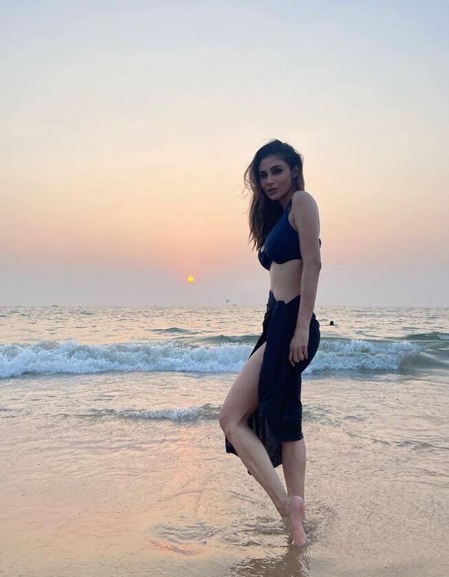 આ પહેલા પણ ખૂબ બોલ્ડ અવતારમાં મૌની રોય સ્પોટ થઈ હતી. મૌનીએ પોતા જ પોતાના સોશિયલ મીડિયા એકાઉન્ટ પર બ્રાલેટ ટોપ અને સ્લિટ સ્કર્ટમાં પોતાની તસવીર શેર કરી હતી.