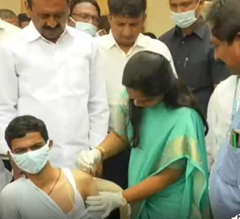 తిరుపతి ఎమ్.జె.ఎమ్.లో వ్యాక్సినేషన్ కార్యక్రమాన్ని ప్రారంభించిన ఎమ్మెల్యే భూమన