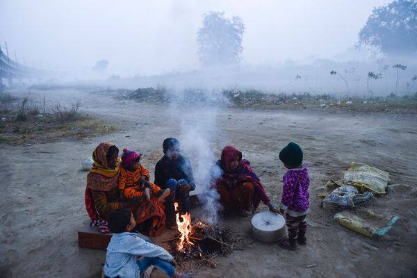 ठंड के साथ बढ़ी धुंध की वजह से वाहन चालकों को काफी परेशानी का सामना करना पड़ रहा है और यात्रा के लिए वो वाहनों की लाइटें जलाकर चल रहे हैं.