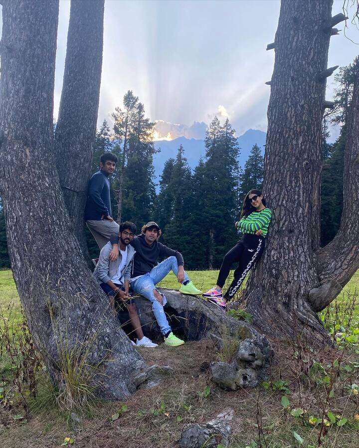 सारा अली खान घूमने की शौकीन हैं ये बात तो हम सब अच्छे से जानते हैं. सारा कहीं भी शूटिंग करें वो वहां घूमने का प्लान बना ही लेती हैं. (फोटो – सोशल मीडिया)