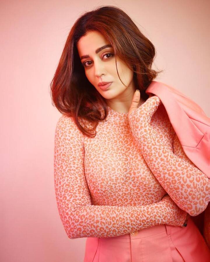 अभिनेत्री नेहा पेंडसेने 'भाग्यलक्ष्मी' या मराठी मालिकेत मुख्य भूमिका केली होती, तर 'एकापेक्षा एक अप्सरा आली' या डान्स रिअॅलिटी शोच्या अंतिम फेरीतही मजल मारली होती. (photo courtesy : @nehhapendse instagram)