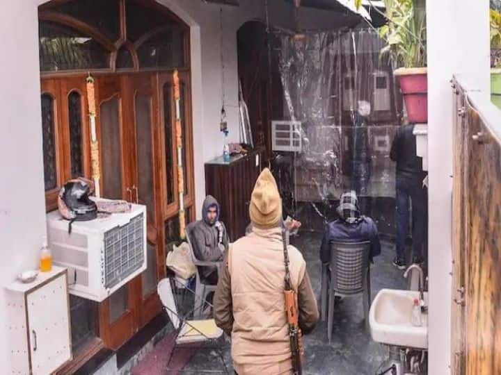 Uttar Pradesh Kannauj, IT raids continue for 60 hours at perfume trader Pampi Jain's house, many important documents found UP News: इत्र और नकदी के कॉकटेल से यूपी की सियासत गरम, कन्नौज में पम्पी जैन के घर 60 घंटे से जारी है आयकर की छापेमारी 