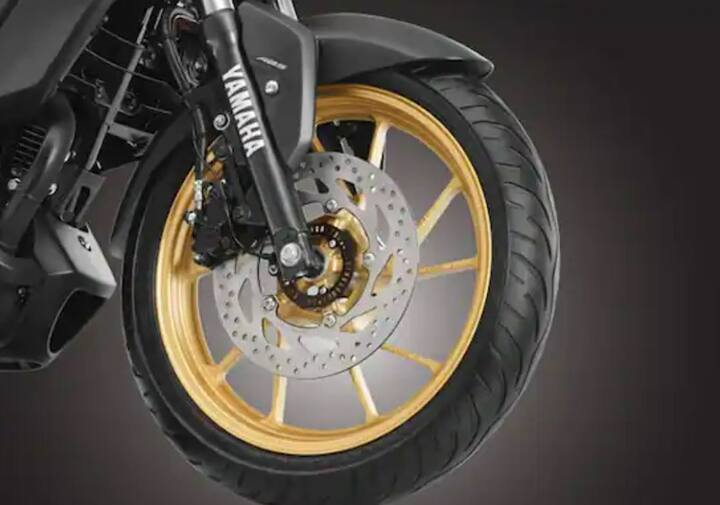 નવા કલર વ્હીલ્સ તમામ લોકોનું ધ્યાન પોતાની તરફ ખેંચે છે. તેના ફ્રન્ટમાં ડિસ્ક બ્રેક આપવામાં આવી છે.  સિલેક્ટેડ ભાગો પર ચળકતી ક્રોમ પ્લેટિંગ પ્રીમિયમ આકર્ષક બનાવે છે