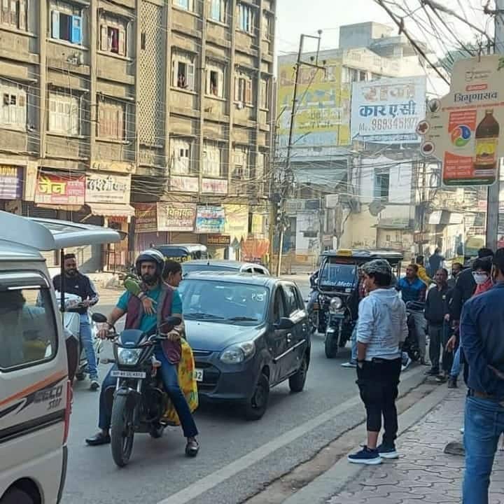 दरअसल विक्की कौशल और सारा अली खान इन दिनों एमपी के इंदौर शहर में फिल्म लुका-छिपी 2 की शूटिंग कर रहे हैं.