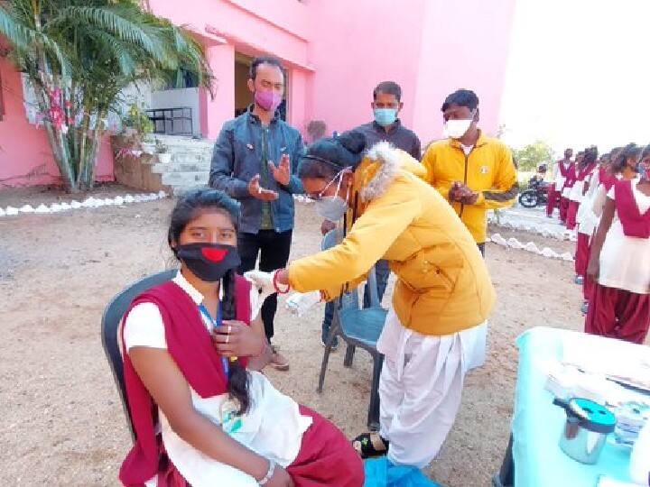 मुंबई, पुणे, नाशिक, कोल्हापूर, नागपूरसह राज्याच्या विविध भागात लसीकरण सुरु झालंय.