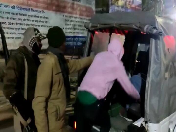 Three friends were having a liquor party in toilet of Gopalganj Sadar Hospital, police arrested ann Bihar Liquor Ban: गोपालगंज सदर अस्पताल के टॉयलेट में घुसकर शराब पार्टी कर रहे थे तीन दोस्त, पुलिस ने पकड़ा तो मांगने लगे माफी