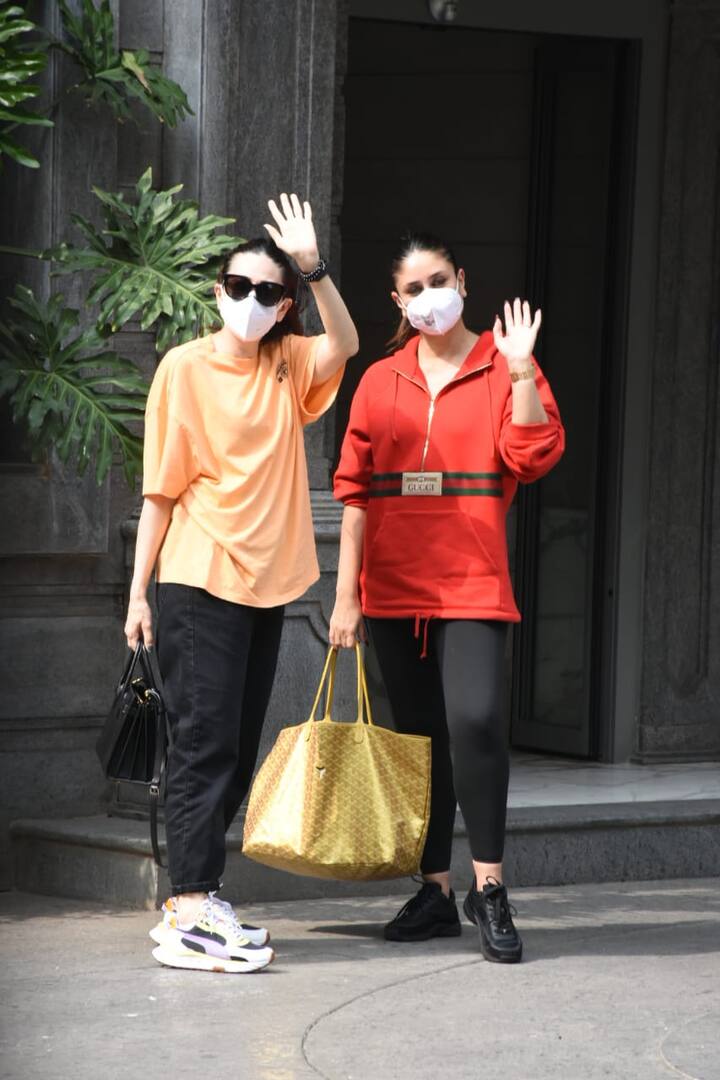 कैजुअल लुक में नजर आईं दोनों बहनें. जहां करिश्मा ( Karsima Kapoor) प्लेन ओवर साइज टी शर्ट में स्पॉट हुईं, तो वहीं  करीना कपूर खान ( kareena kapoor Khan) ने इस दौरान लाखों की हुडी पहनी हुई थी.