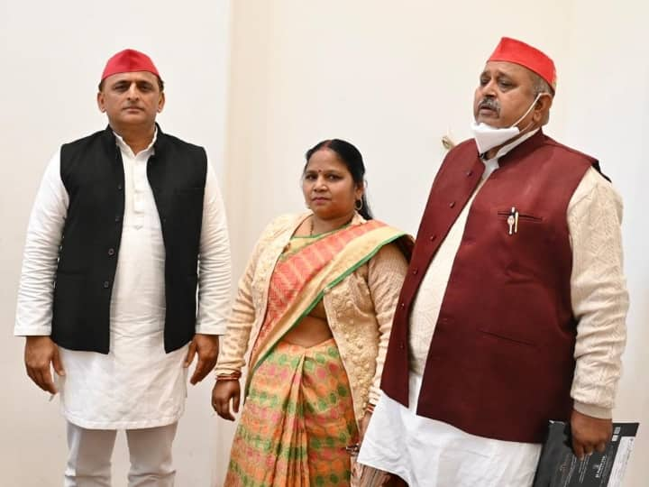 BJP MLA Madhuri Verma joins Akhilesh Yadav's Samajwadi Party UP Election 2022: यूपी चुनाव से पहले BJP को लगा बड़ा झटका, ये विधायक हुईं सपा में शामिल