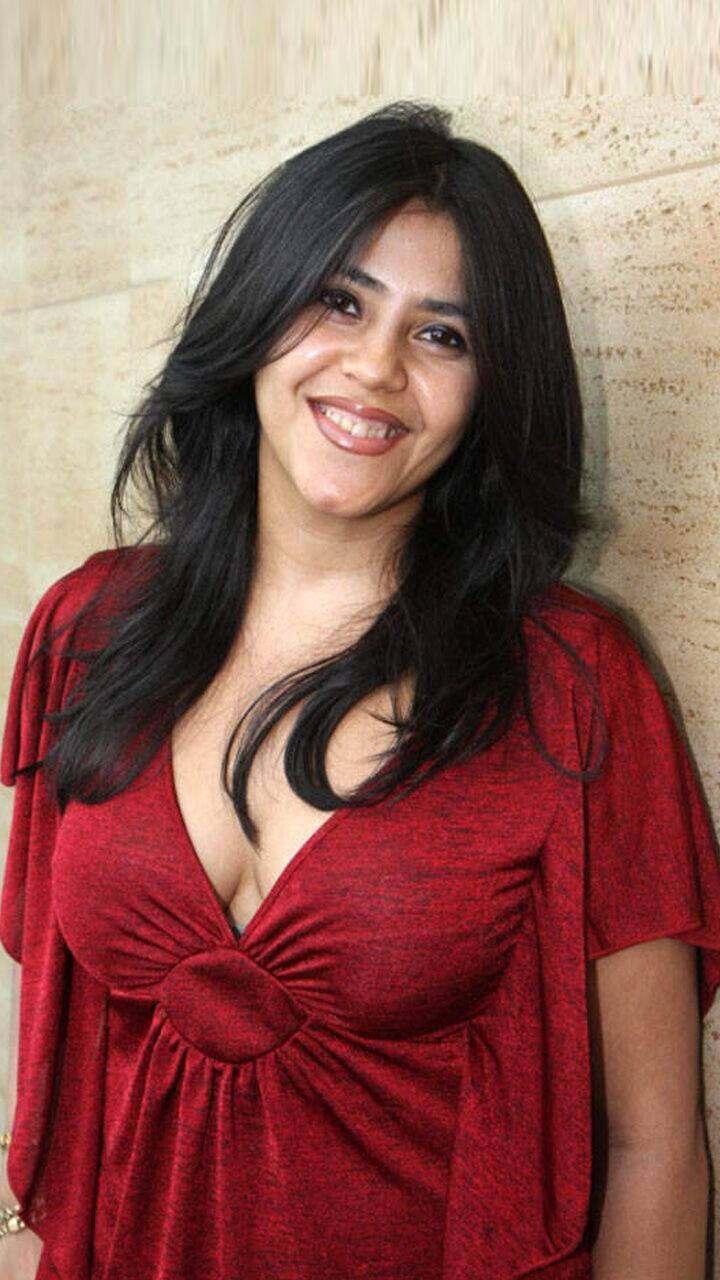 બોલીવૂડ ફિલ્મ નિર્માતા એકતા કપૂર કોરોના પોઝિટીવ આવી છે. તેના સંપર્કમાં આવેલા તમામ લોકોને ટેસ્ટ કરાવી લેવાનું જણાવી દેવામાં આવી છે. એકતા કપૂરને કોરોના આવતાં તમામ કોવિડ પ્રોટોકોલનું પાલન કરવામાં આવી રહ્યું છે અને તેને મુંબઈ સ્થિત તેના ઘરમાં ક્વોરેન્ટાઇન કરાઈ છે.