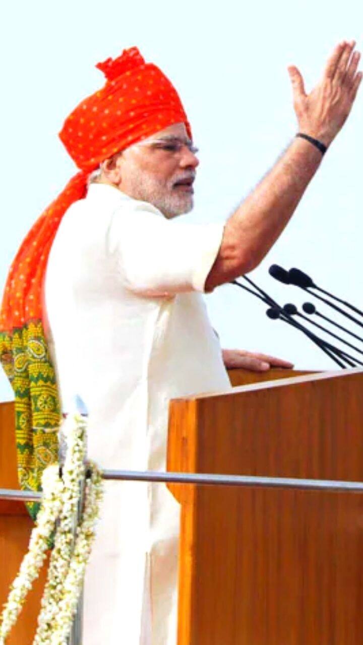 2014 જોધપુરી પાઘડીઃ  પહેલીવાર વડાપ્રધાન બનેલા નરેન્દ્ર મોદીએ 2014માં લાલ કિલ્લા પરથી રાષ્ટ્રને સંબોધન કર્યું હતું. લાલ કિલ્લા પરથી પહેલીવાર દેશને સંબોધિત કરતી વખતે પીએમ મોદી જોધપુરી પાઘડી પહેરીને પહોંચ્યા હતા. આ જોધપુરી પાઘડી લીલા રંગની સાથે તેજસ્વી લાલ રંગની હતી.