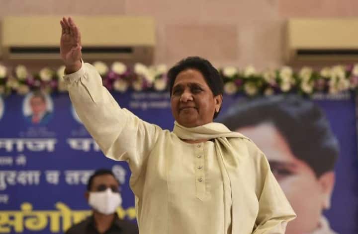 उत्तर प्रदेश में सबसे ज्यादा बार मुख्यमंत्री की गद्दी पर काबिज होने का रिकॉर्ड बसपा सुप्रीमो मायावती के पास है. मायावती 4 बार राज्य की मुख्यमंत्री बन चुकी हैं. हालांकि उनका कार्यकाल केवल 4 महीने का था. मायावती दूसरी बार साल 1997 में मुख्यमंत्री बनी इस बार उनका कार्यकाल 6 महीने का था.तीसरी बार वह साल 2002 में बाजेपी के साथ गठबंधन करके सत्ता में आईं. तब उनका कार्यकाल 1 साल 118 दिन का था. राज्य की पंद्रहवीं विधानसभा चुनाव साल 2007 में मायावती ने 403 विधानसभा सीटों में से 206 सीटें जीतकर पूर्ण बहुमत में आयी. इस बार उनका कार्यकाल साल 2007 से लेकर साल 2012 तक रहा.