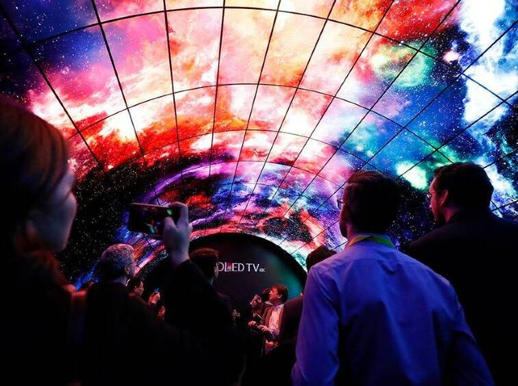 CES 2022 Tech fair in Las Vegas prepares to draw crowds as Covid-19 cases surge CES 2022 Tech Fair: कब है सीईएस 2022, अमेजन समेत ये कंपनियां नहीं जा रहीं टेक फेयर में