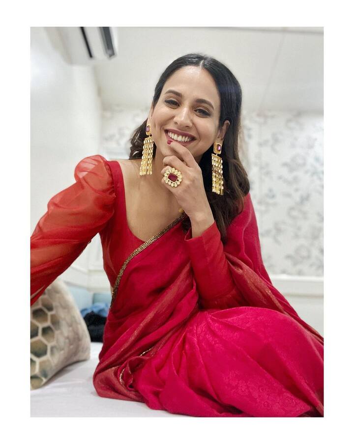 स्वानंदीने नुकतेच काही खास फोटो सोशल मीडियावर शेअर केलेत. ज्यात स्वानंदीच्या लाल रंगाच्या साडीत दिसतेय. (Photo:@swananditikekar/IG)