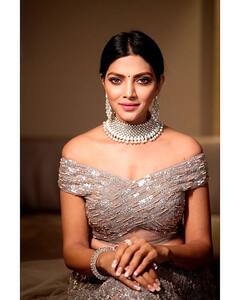 Lahari: బాత్ టబ్ లో బిగ్ బాస్ బ్యూటీ.. హాట్ ఫోజులతో రచ్చ..