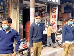 Etawah News: ओमिक्रोन के खतरे से बेपरवाह बनवाई गई बच्चों की 2 KM लंबी लाइन, कई अधिकारी दिखे बिना मास्क
