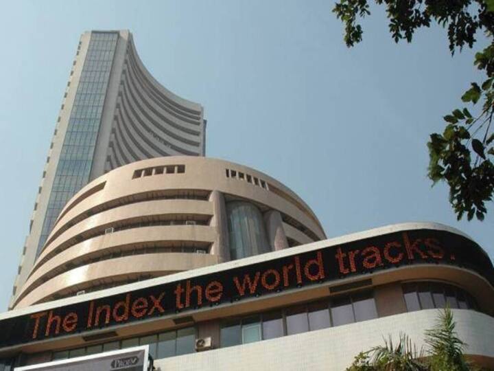 Share Market Update today Sensex down 700 ptsNifty near 17700 banks IT hit Share Market Update : बाजार उघडताच सेन्सेक्स 700 अंकांनी खाली, निफ्टी 17,700 च्या जवळ; बँका, आयटी सेक्टरला फटका