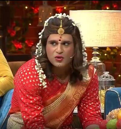 कृष्णा अभिषेक (Krushna Abhishek) द कपिल शर्मा शोमधील कृष्णा अभिषेकच्या विनोदांना प्रेक्षकांची नेहमी पसंती मिळते. कृष्णा वेगवेगळ्या अभिनेत्यांची अॅक्टिंग करून प्रेक्षकांचे मनोरंजन करतो. रिपोर्टनुसार तो द कपिल शर्मा शोच्या एका एपिसोडमध्ये काम  करण्यासाठी 10 ते 12 लाख मानधन घेतो.