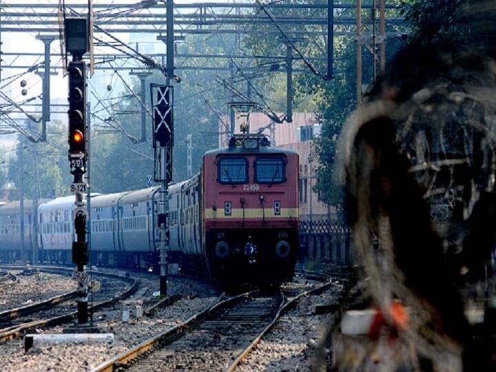 Mumbai Corona Case  More than 300 Railway workers in Mumbai tested positive corona Mumbai Corona Case: रेल्वे कर्मचाऱ्यांना कोरोनाचा विळखा, मुंबईतील 300 हून अधिक कर्मचारी बाधित