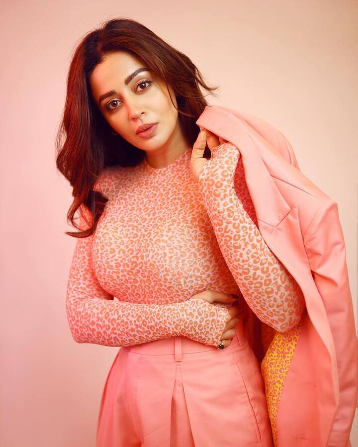 नेहाने नूकतेच तिचे काही खास फोटो सोशल मीडियावर शेअर केलेत; ज्यात ती अबोली रंगाच्या ड्रेसमध्ये दिसतेय.(photo courtesy : @nehhapendse instagram)
