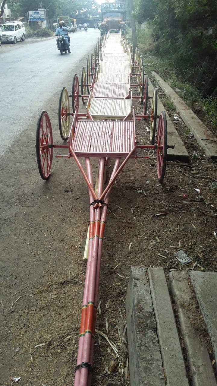  सांगलीतील नांद्रे गावातील इंदिरा फॅब्रिकेटर्सचे मालक  शरद पाटील मागील कित्येक वर्षापासून या शर्यतीच्या गाड्या बनवतात.
