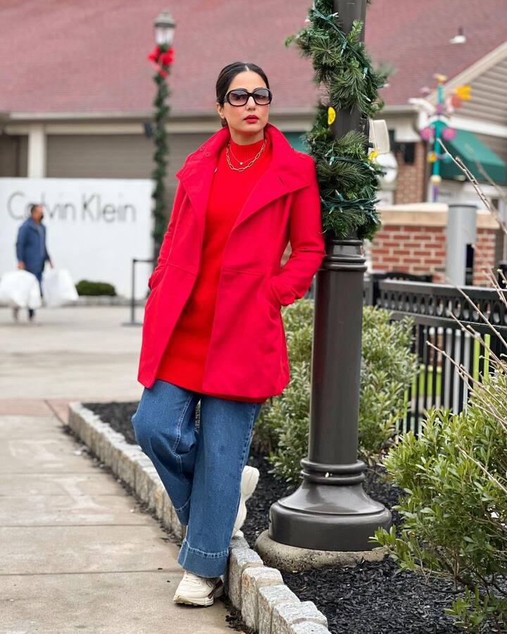 यासोबतच ती सुट्ट्यांचे अपडेटही चाहत्यांसोबत शेअर करत आहे.  (photo:realhinakhan/ig)