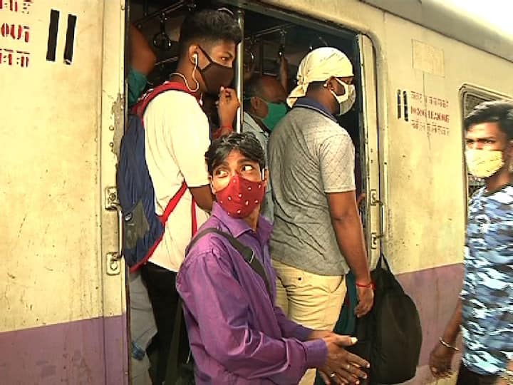 খড়গপুর স্টেশনে মাস্ক ছাড়াই ডিউটিতে রেল পুলিশ। পাশাপাশি, লোকাল ট্রেনেও বিধিভঙ্গের ছবি।
