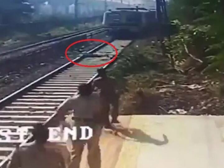 Viral Video: Man tries to end life on railway tracks, train driver hits emergency brakes in time Viral Video: ఓ మై గాడ్.. రైలు వస్తుంటే పట్టాలపై పడుకున్నాడు, ఇంతలో..