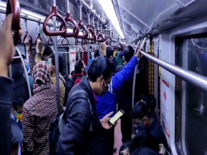 কোথায় দূরত্ব বিধি? তুমুল ভিড় ট্রেনে। নজর রাখা বা ভিড় নিয়ন্ত্রণের কোনও ব্যবস্থা নজরে পড়েনি।