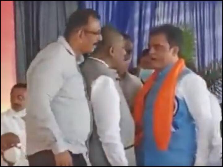Congress MP DK Suresh and Minister Dr CN Ashwathnarayan entered into altercation on stage over development works ann Watch: Karnataka में CM के सामने ही स्टेज पर भिड़ गए मंत्री और कांग्रेस सांसद, जानें क्यो हुआ झगड़ा