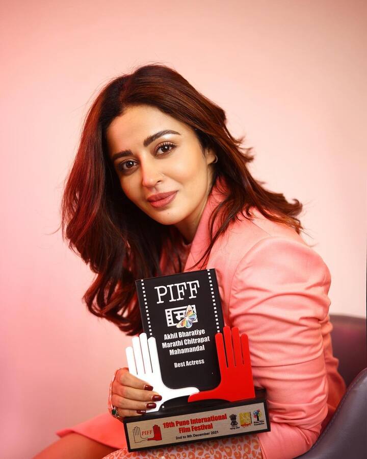 PIFF कडून मिळालेल्या बेस्ट ऍक्टरेसच्या  ट्रॉफीसोबत नेहाने हे खास फोटोशूट केलंय. (photo courtesy : @nehhapendse instagram)