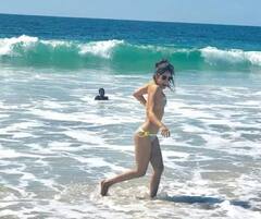 દરિયા કિનારે વ્હાઈટ બિકિનીમાં જોવા મળી શાહરુખ ખાનની આ એક્ટ્રેસ