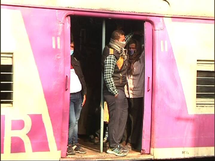 সকাল থেকে বারুইপুর স্টেশনে ট্রেনে বাদুড়ঝোলা ভিড়। স্টেশনে করোনা বিধি নিয়ে জিআরপি-র প্রচার। প্ল্যাটফর্মে মাস্ক বিলি করছে রেল পুলিশ।