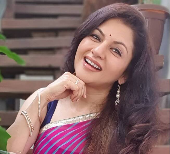 वयाच्या 52 व्या वर्षी देखील भाग्यश्री एवढी फिट कशी ? असा प्रश्न तिच्या चाहत्यांना पडत असेल.  (Bhagyashree/Instagram)
