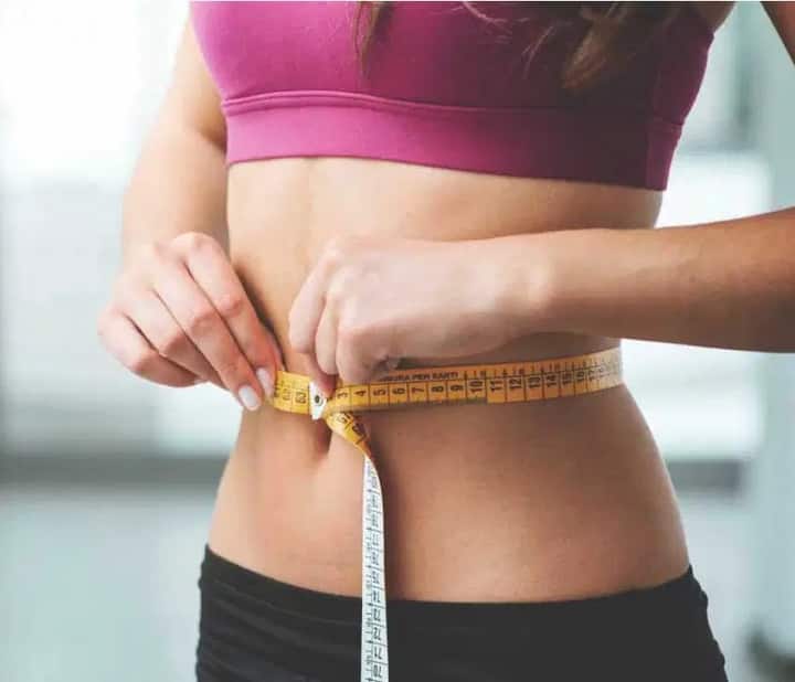 આવા ઘણા વિદેશી ખોરાક છે. જે વજન ઘટાડવામાં મદદરૂપ હોવાનો દાવો કરવામાં આવે છે, જ્યારે ભારતીય ખોરાકમાં પણ તે ક્ષમતા છે. ભારતમાં કેટલાક એવા ઓછા કેલરીવાળા ભારતીય ફૂડ છે જે વજનને નિયંત્રિત કરવામાં ખૂબ જ ફાયદાકારક છે, તે વધેલી ચરબીને પણ ઘટાડી શકે છે. આજે અમે તમને એવી જ 5 ઓછી કેલરીવાળી ભારતીય વાનગીઓ વિશે જણાવી રહ્યા છીએ જે વજનને નિયંત્રિત કરવામાં ખૂબ જ મદદરૂપ છે.