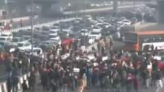 BJP's Chakka Jam against Kejriwal's NEW Excise Policy | Delhi Police DETAINS many BJP Workers