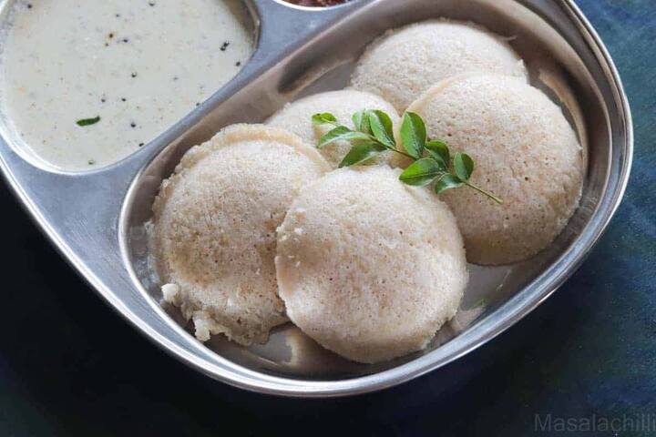 આથેલા બેટરમાંથી બનેલી ઈડલી પેટ માટે ઉત્તમ છે અને નાસ્તાનો ઉત્તમ વિકલ્પ છે કારણ કે તે ફૂલેલી અને હલકી હોય છે. તે લો કેલેરી યુક્ત છે. તેમા મોજૂદ પ્રોટીન અને ફાઈબરના કારણે તે એક પ્રોપર ડાયટ ફૂડ છે.