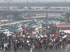 दिल्ली: ओमिक्रोन के खतरे के बीच केजरीवाल की शराब नीति के खिलाफ BJP का प्रदर्शन, कई इलाकों में भारी जाम