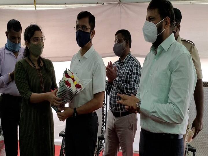 action taken against KDMC commissioner for using plastic bouquet in Function प्लास्टिकवर बंदी असतानाही प्लास्टिकचं आवरण असलेला बुके वापरला,  केडीएमसी उपयुक्तांवर दंडात्मक कारवाई