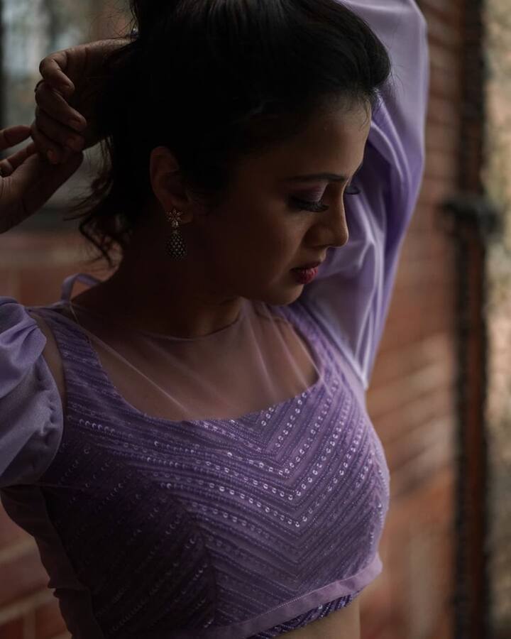 அஹ தொட்டு தொட்டு பாடு, எதுக்கு கட்டுப்பாடு, நீ வந்து வந்து தேடு, அஹ கிட்ட கிட்ட சூடு