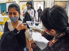COVID Vaccination: देश में 15 से 18 साल के बच्चों को लग रही वैक्सीन, 10 लाख ने कराया रजिस्ट्रेशन, देखें तस्वीरें