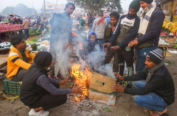 शीतलहर चलने के कारण ठंडक बढ़ी तो लोगों ने राहत पाने के लिए अलाव का सहारा लेना शुरू कर दिया है.