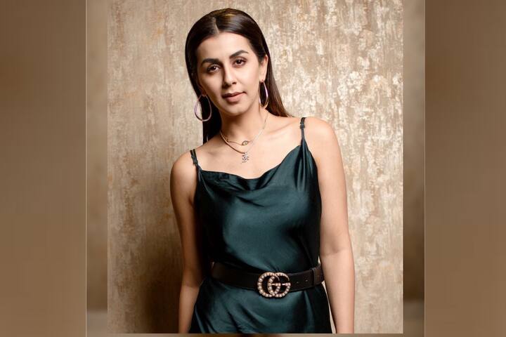 இவர் பேஷன் டிசைனிங் முடித்து மாடலிங் துறையில் அறிமுகமானார்.