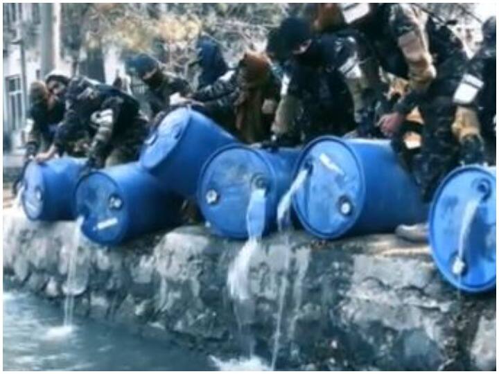 Taliban: तालिबान ने नदी में बहा दी 3000 लीटर शराब, बोला- इससे दूर रहें मुसलमान