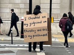 Cheating: ‘గర్ల్‌ఫ్రెండ్‌ను చీట్ చేశా.. అందుకే ఈ శిక్ష’.. అబ్బాయి మెడలో బోర్డు, ట్విస్ట్ అదిరింది!