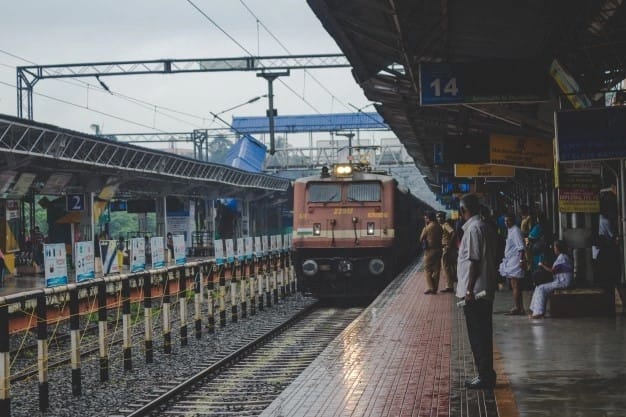 mumbai viral video dadar railway station man leg slip as he fallen quickly ticket collector saves his life Mumbai Viral Video: चलती ट्रेन में चढ़ते हुए फिसला यात्री का पैर, देखें टीसी ने कैसे बचाई जान