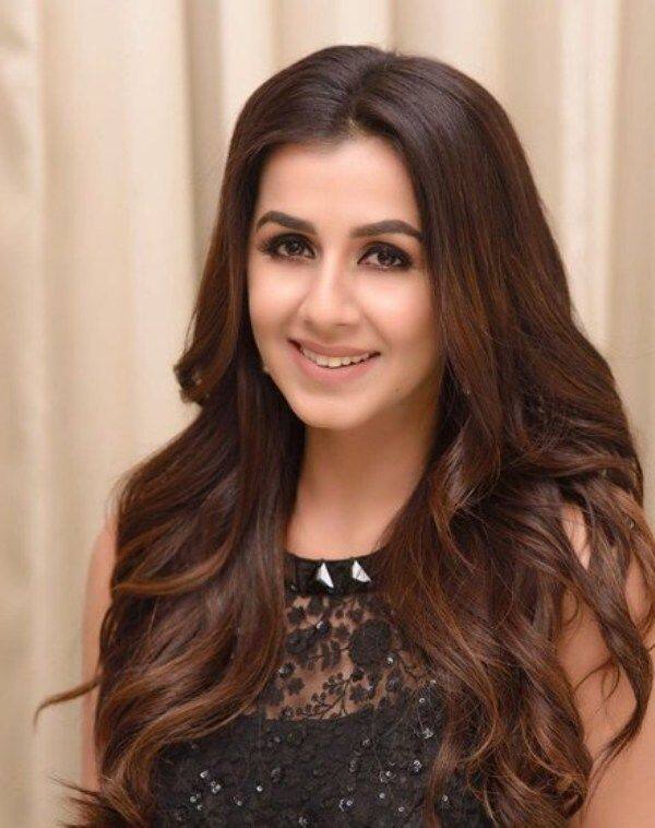 கர்நாடகாவில் பிறந்த இவர் அதிக தமிழ் படங்களில் நடிப்பதால் சென்னையில் தற்போது குடியேறிவிட்டார்.