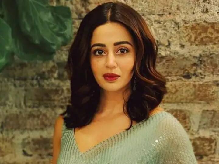 Neha Pendse- विभूति नारायण मिश्रा की पत्नी अनीता भाभी का किरदार नेहा पेंडसे निभा रही हैं. नेहा ने साल 2020 में सौम्या टंडन को रिप्लेस किया था. नेहा एक एपिसोड का 55 हजार रुपए चार्ज करती हैं.