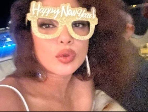 Priyanka Chopra New Year Celebration: ਪ੍ਰਿਯੰਕਾ ਚੋਪੜਾ ਨੇ ਨਵੇਂ ਸਾਲ ਦਾ ਸ਼ਾਨਦਾਰ ਸਵਾਗਤ ਕੀਤਾ। ਉਸ ਨੇ ਪਤੀ ਨਿੱਕ ਜੋਨਸ ਤੇ ਦੋਸਤਾਂ ਨਾਲ ਯੌਟ ਪਾਰਟੀ ਕਰਕੇ 2022 ਵਿੱਚ ਕਦਮ ਰੱਖਿਆ। ਪ੍ਰਿਅੰਕਾ ਨੇ ਇਸ ਪਾਰਟੀ ਦੀਆਂ ਤਸਵੀਰਾਂ ਸੋਸ਼ਲ ਮੀਡੀਆ 'ਤੇ ਸ਼ੇਅਰ ਕੀਤੀਆਂ ਹਨ।