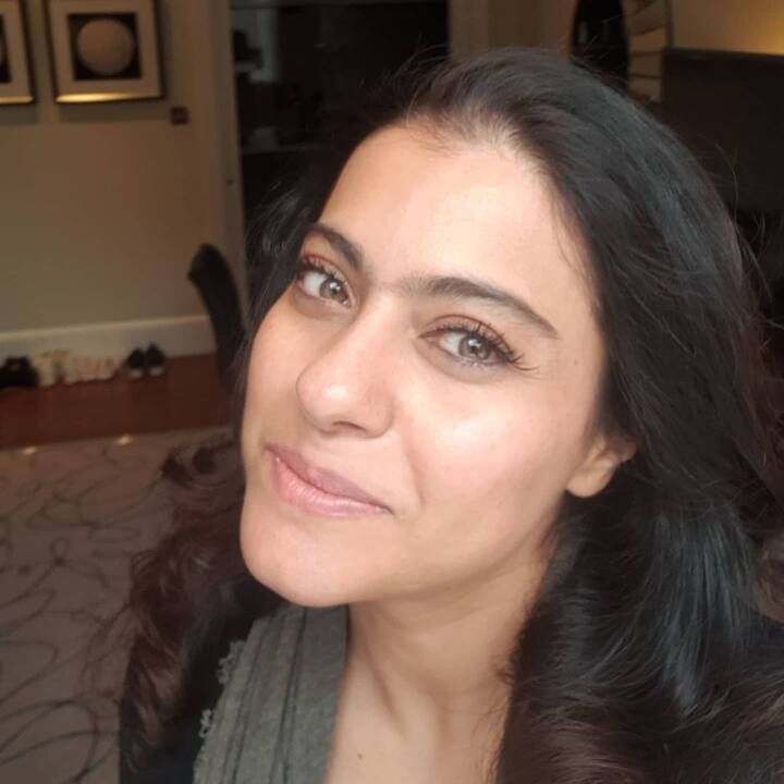 एअरपोर्टवर काजोल वेगाने चालताना दिसत आहे. यावेळी नेटकऱ्यांनी तिला 'राजधानी एक्सप्रेस' म्हणतं ट्रोल केले. (photo:kajol/ig)