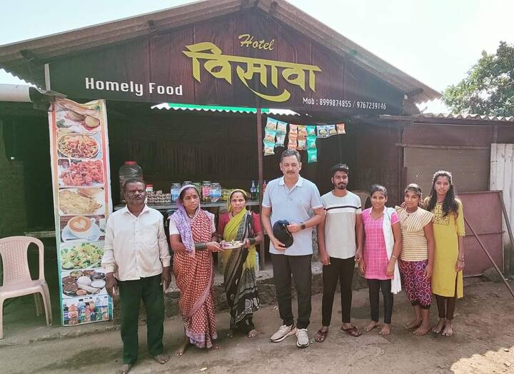 या संपूर्ण भेटीत विश्वास दौंडकर, रोहीत जंगम, प्रसाद चाकणकर, अनिकेत आंबेकर व चेतन जोशी या विसापूर व लोहगड किल्ल्यांवर काम करणाऱ्या दुर्गसेवकांसह गडपायथ्याच्या पाटण गावचे सरपंच विजय तिकोने व त्यांचे सहकारी माझ्यासोबत होते.